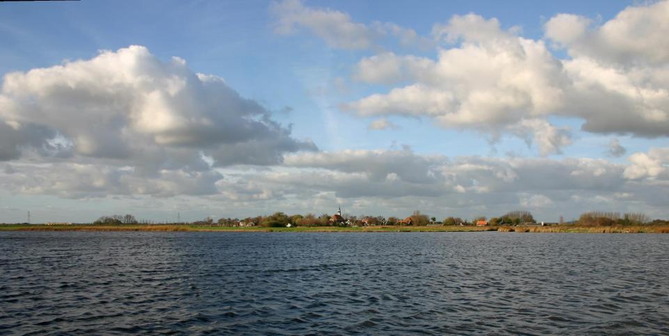 Meer met op de achtergrond driehuizen